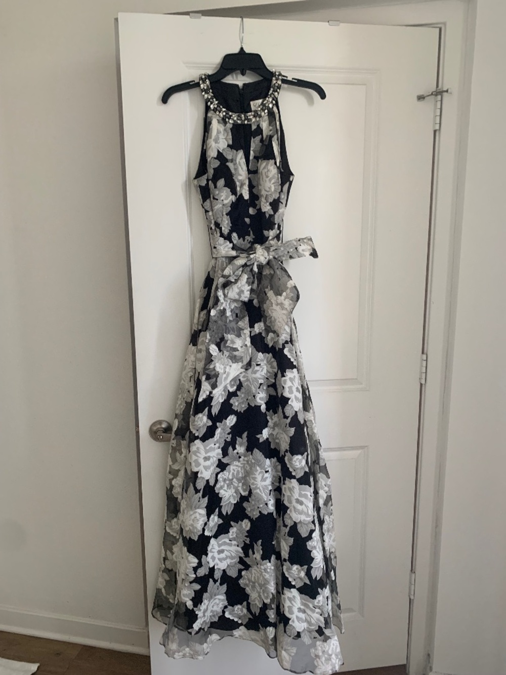 Maxi dress, jewel neckline, bow at waist, sleeveless